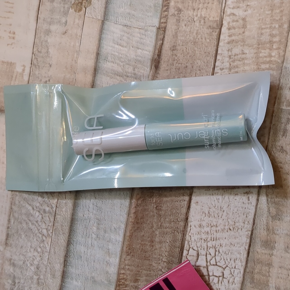 Tarte travel sizes Sea curl mascara, Amazonian clay blush, moisturizer, more - Picture 3 of 12
